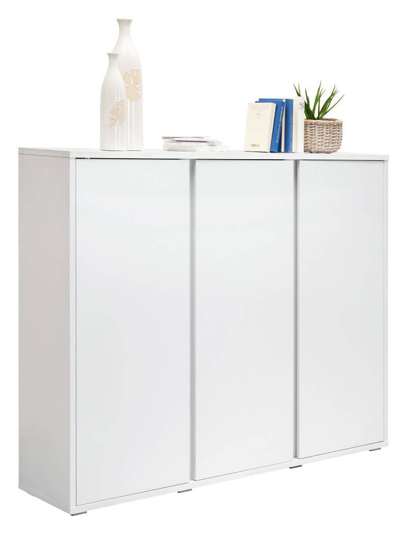 Weißer Schuhschrank mit drei Türen, dekoriert mit Vasen, Büchern und einer Pflanze, seitliche Perspektive