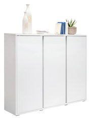 Weißer Schuhschrank mit drei Türen, dekoriert mit Vasen, Büchern und einer Pflanze, seitliche Perspektive