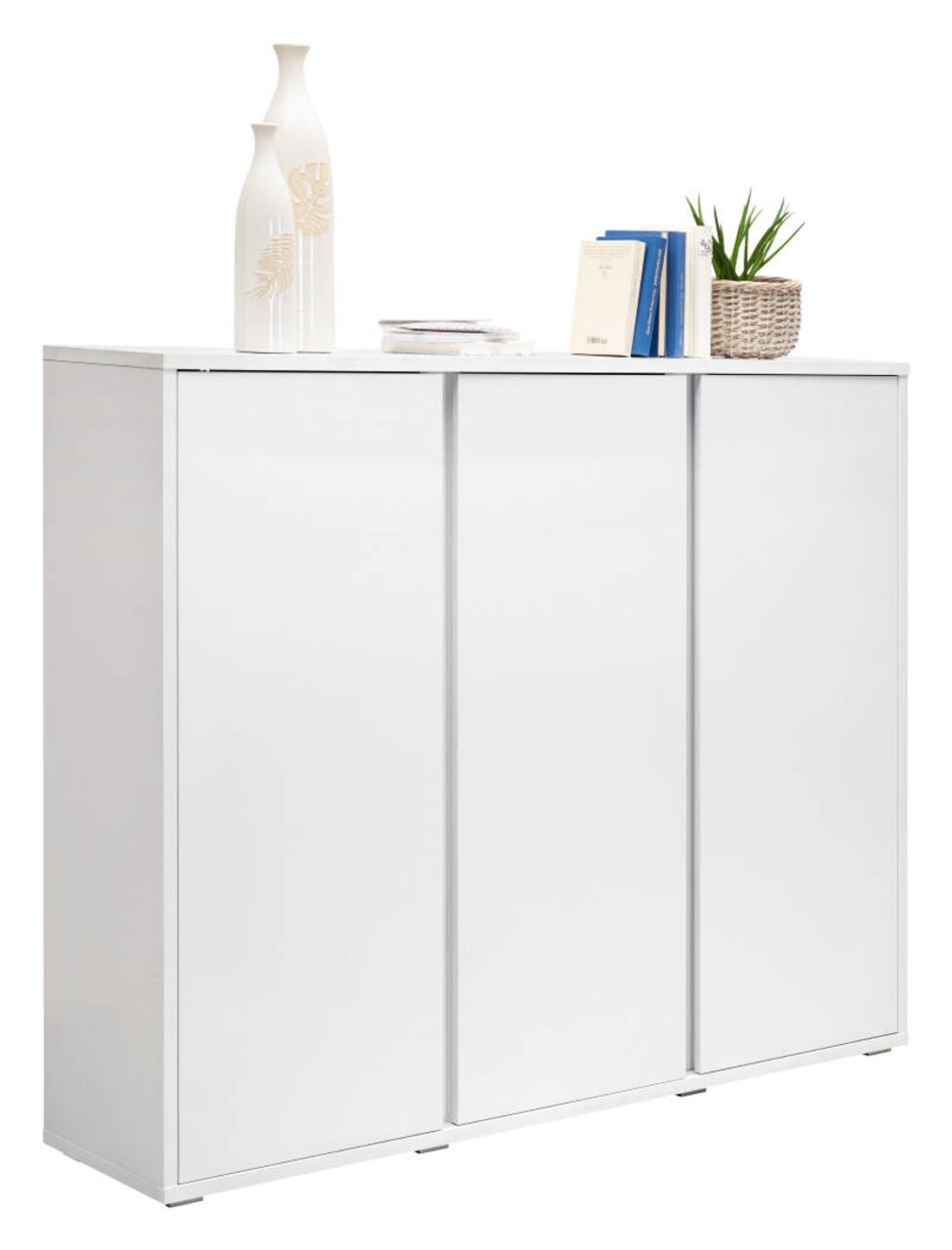 XORA Schuhschrank LIV Weißer Schuhschrank mit drei Türen, dekoriert mit Vasen, Büchern und einer Pflanze, seitliche Perspektive
