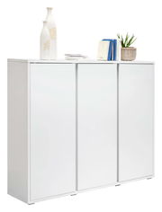 Weißer Schuhschrank mit drei Türen, dekoriert mit Vasen, Büchern und einer Pflanze, seitliche Perspektive