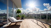 Sonnige Terrasse mit Liegestuhl, Pflanzen und Blick auf die Stadt aus der Perspektive eines Betrachters, der auf die Terrasse schaut.