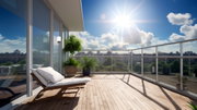 Sonnige Terrasse mit Liegestuhl, Pflanzen und Blick auf die Stadt aus der Perspektive eines Betrachters, der auf die Terrasse schaut.