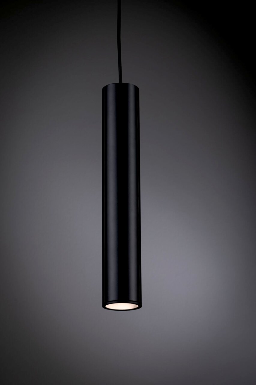 Schwarze zylindrische Pendelleuchte aus seitlicher Perspektive vor grauem Hintergrund