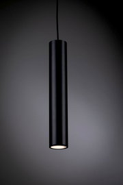 Schwarze zylindrische Pendelleuchte aus seitlicher Perspektive vor grauem Hintergrund