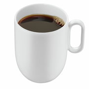 Weiße Kaffeetasse aus dem WMF Barista Kaffeetassen-Set, gefüllt mit schwarzem Kaffee, seitliche Perspektive.