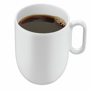Witte koffiekop uit de WMF Barista-koffiekopjesset, gevuld met zwarte koffie, zijaanzicht.