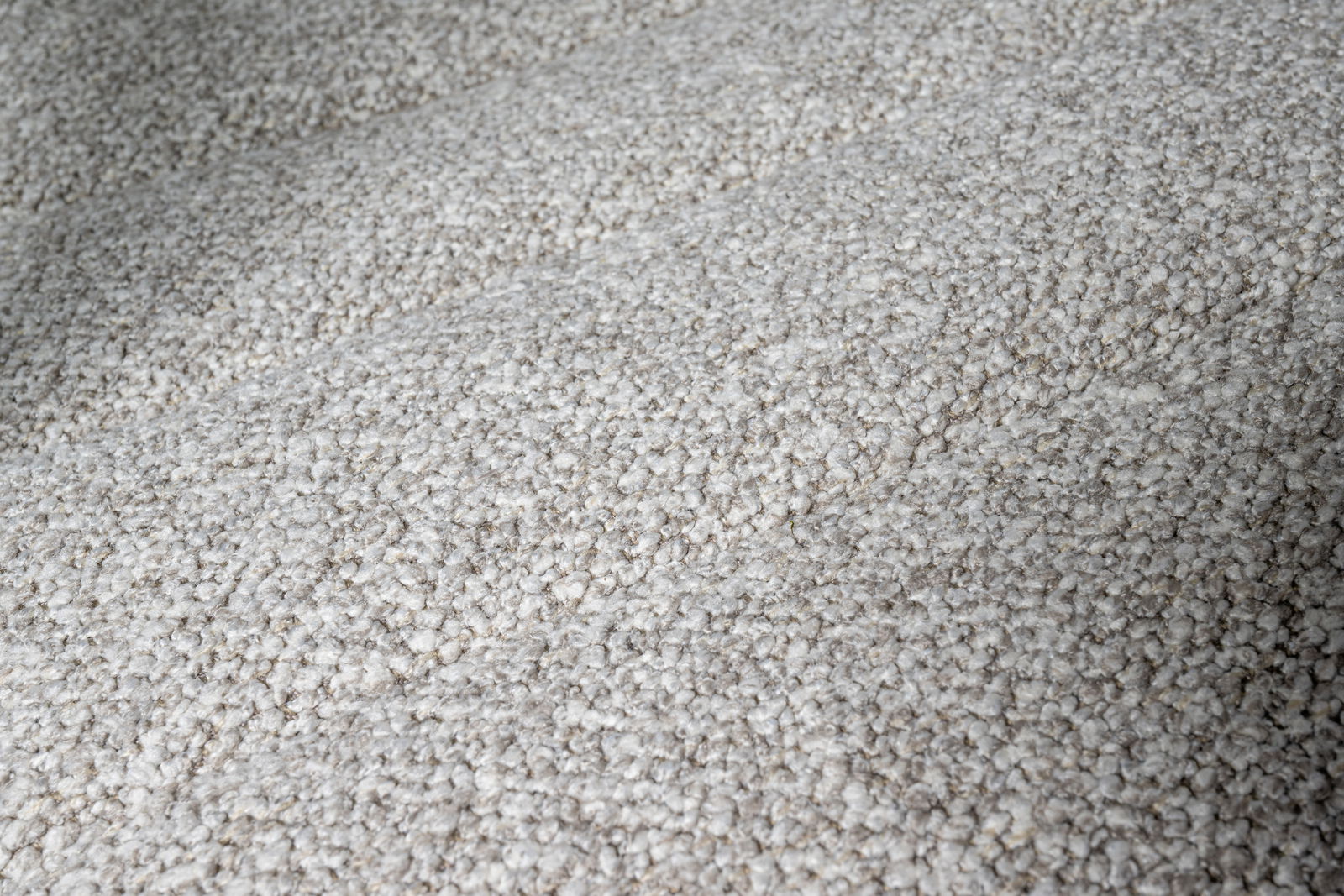 Nahaufnahme der strukturierten, grauen Stoffoberfläche eines Drehstuhlsitzes