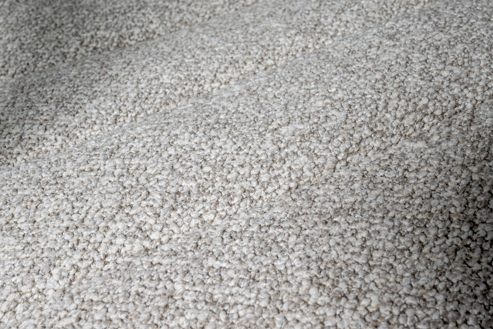 Nahaufnahme der strukturierten, grauen Stoffoberfläche eines Drehstuhlsitzes