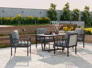 Moderne Gartenmöbel-Sitzgruppe mit vier Sesseln und einem Tisch auf einer Terrasse, umgeben von blühenden Pflanzen. Perspektive von schräg vorne.