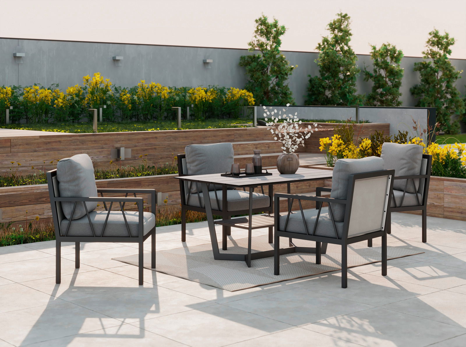 Moderne Gartenmöbel-Sitzgruppe mit vier Sesseln und einem Tisch auf einer Terrasse, umgeben von blühenden Pflanzen. Perspektive von schräg vorne.