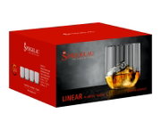 Verpackung des Spiegelau LINEAR 4x Whisky Tumbler Sets, seitliche Perspektive mit einem Glas gefüllt mit Whisky und Eiswürfeln.