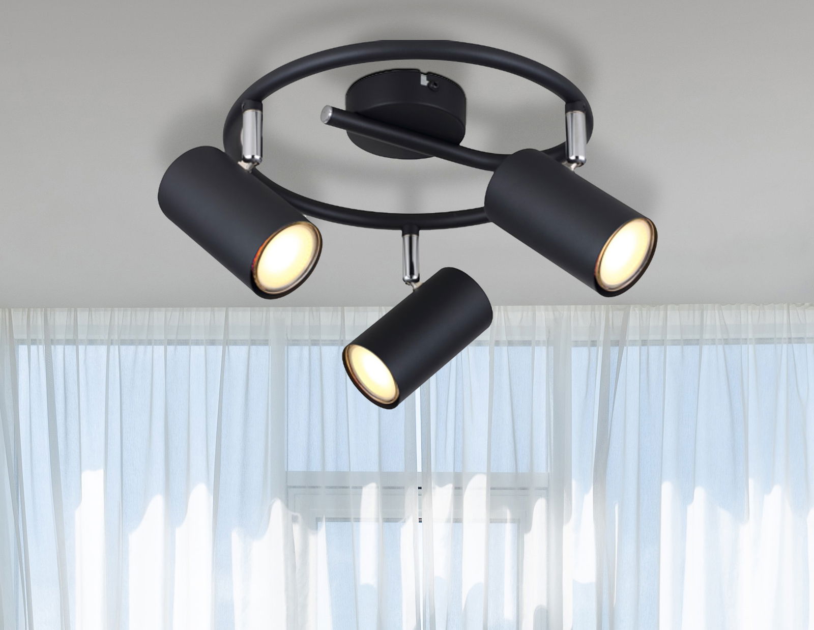 Moderner schwarzer Deckenstrahler mit drei verstellbaren Leuchten, Perspektive von unten