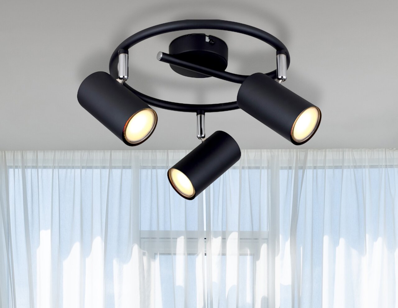 Moderner schwarzer Deckenstrahler mit drei verstellbaren Leuchten, Perspektive von unten