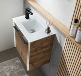 Moderne Waschtischkombination mit Holzoptik und schwarzem Wasserhahn, aus der Vogelperspektive fotografiert.