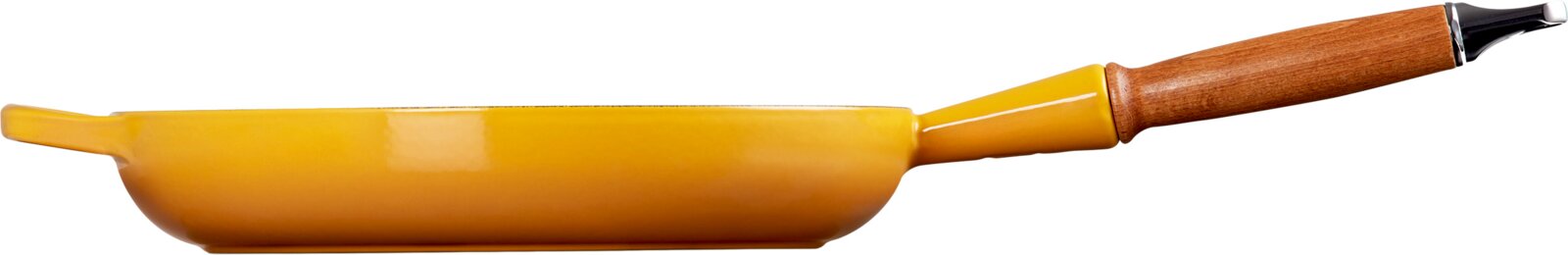 Zijaanzicht van een geel-oranje koekenpan met een lange houten handgreep en zwarte ophanglus, vrijstaand op een witte achtergrond