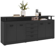 Schwarzes XL-Sideboard mit mehreren Schubladen und Türen, dekoriert mit Büchern und Vasen, seitliche Perspektive