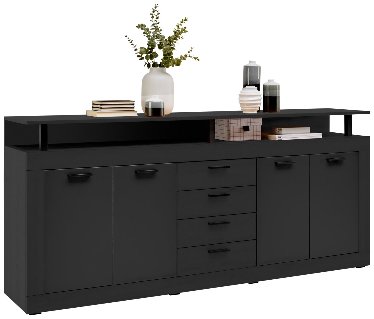 XORA XL-Sideboard MILA Schwarzes XL-Sideboard mit mehreren Schubladen und Türen, dekoriert mit Büchern und Vasen, seitliche Perspektive