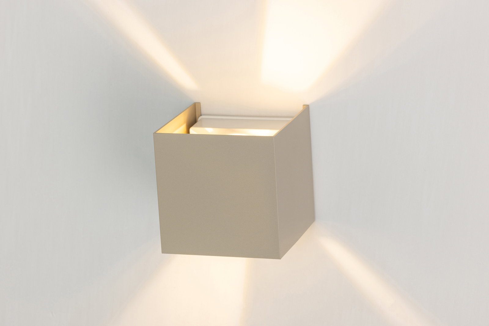 Moderne LED-Wandleuchte in quadratischer Form, die warmes Licht nach oben und unten abstrahlt, seitliche Perspektive.