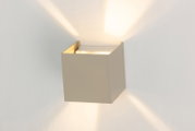 Moderne LED-Wandleuchte in quadratischer Form, die warmes Licht nach oben und unten abstrahlt, seitliche Perspektive.