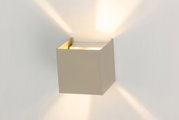 Moderne LED-Wandleuchte in quadratischer Form, die warmes Licht nach oben und unten abstrahlt, seitliche Perspektive.