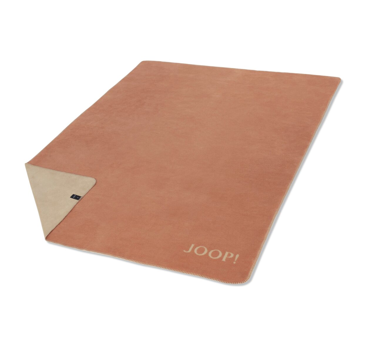 Joop! Uni-Doubleface Decke 150x200cm in warmem Braunton, Vorderseite mit Logo, Rückseite in hellem Beige, perspektivisch von oben fotografiert.