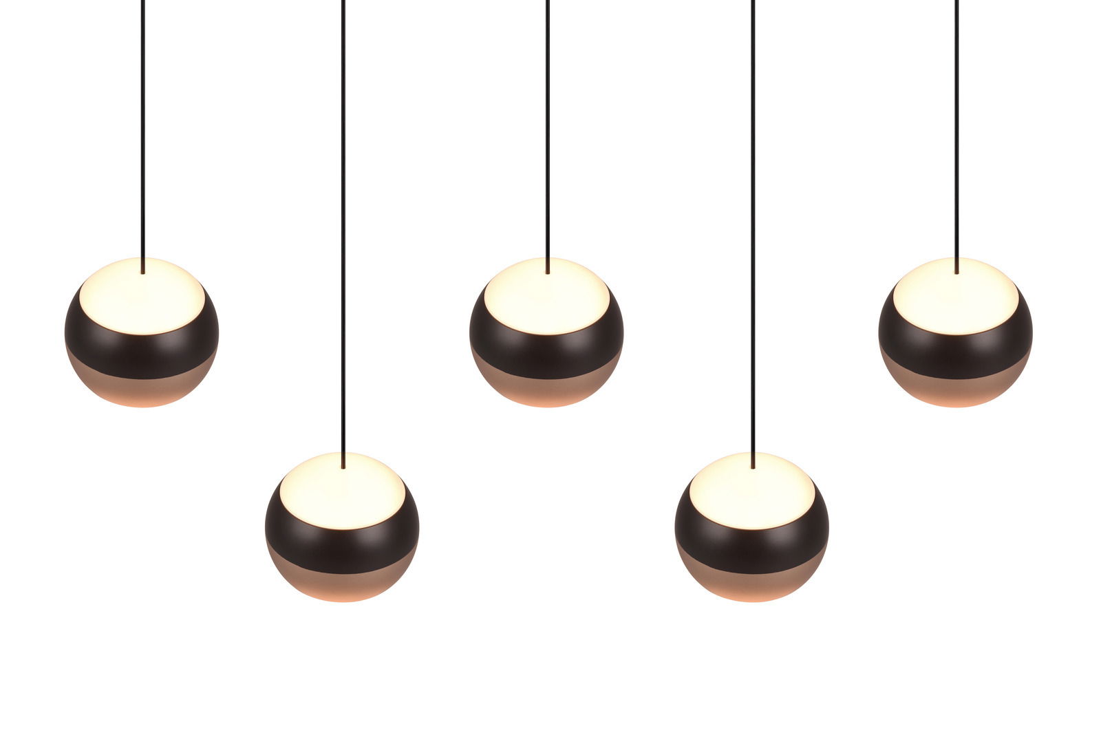 Fünf hängende Pendelleuchten Orbit in Kugelform, aus der Frontalperspektive betrachtet.