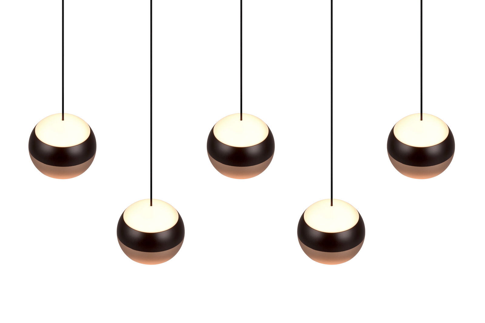 Fünf hängende Pendelleuchten Orbit in Kugelform, aus der Frontalperspektive betrachtet.