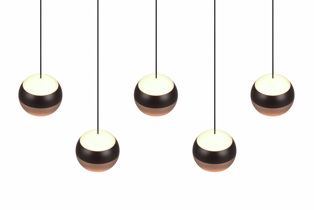 Fünf hängende Pendelleuchten Orbit in Kugelform, aus der Frontalperspektive betrachtet.