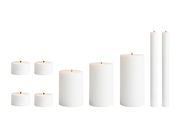 Verschiedene weiße LED-Kerzen in unterschiedlichen Größen, frontal betrachtet, mit flackerndem Licht.