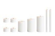 Verschiedene weiße LED-Kerzen in unterschiedlichen Größen, frontal betrachtet, mit flackerndem Licht.