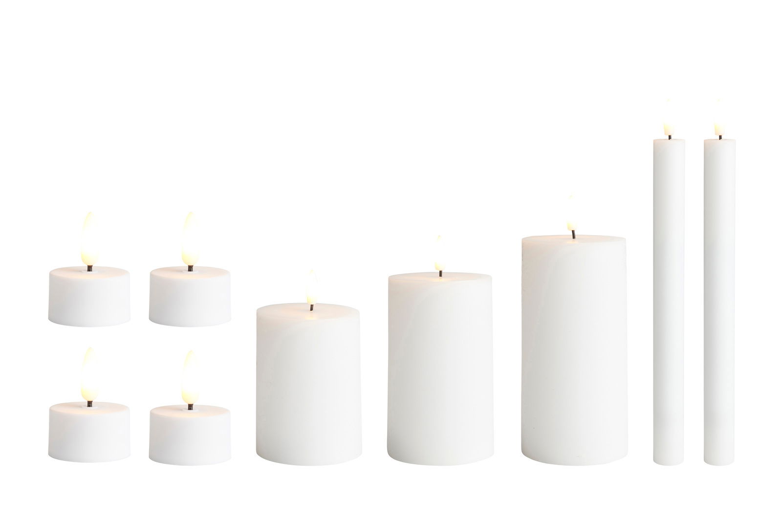 Verschiedene weiße LED-Kerzen in unterschiedlichen Größen, frontal betrachtet, mit flackerndem Licht.