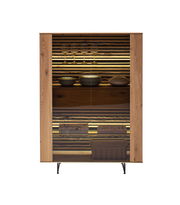 Hochwertiges Highboard aus Holz mit Glastüren, präsentiert in Frontalansicht. Innenbeleuchtung hebt Gläser und Geschirr hervor.