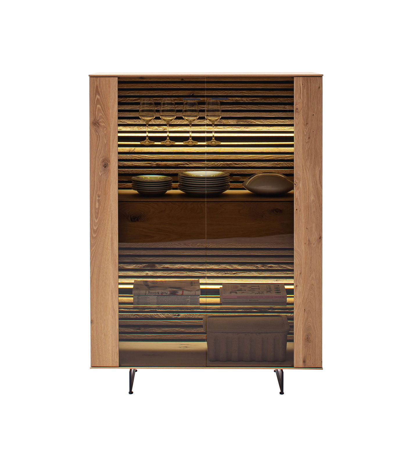 Hochwertiges Highboard aus Holz mit Glastüren, präsentiert in Frontalansicht. Innenbeleuchtung hebt Gläser und Geschirr hervor.