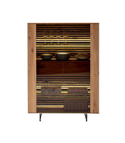 Hochwertiges Highboard aus Holz mit Glastüren, präsentiert in Frontalansicht. Innenbeleuchtung hebt Gläser und Geschirr hervor.