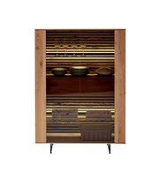 Hoogwaardig houten highboard met glazen deuren, gepresenteerd in vooraanzicht. De binnenverlichting laat het glaswerk en serviesgoed mooi uitkomen.