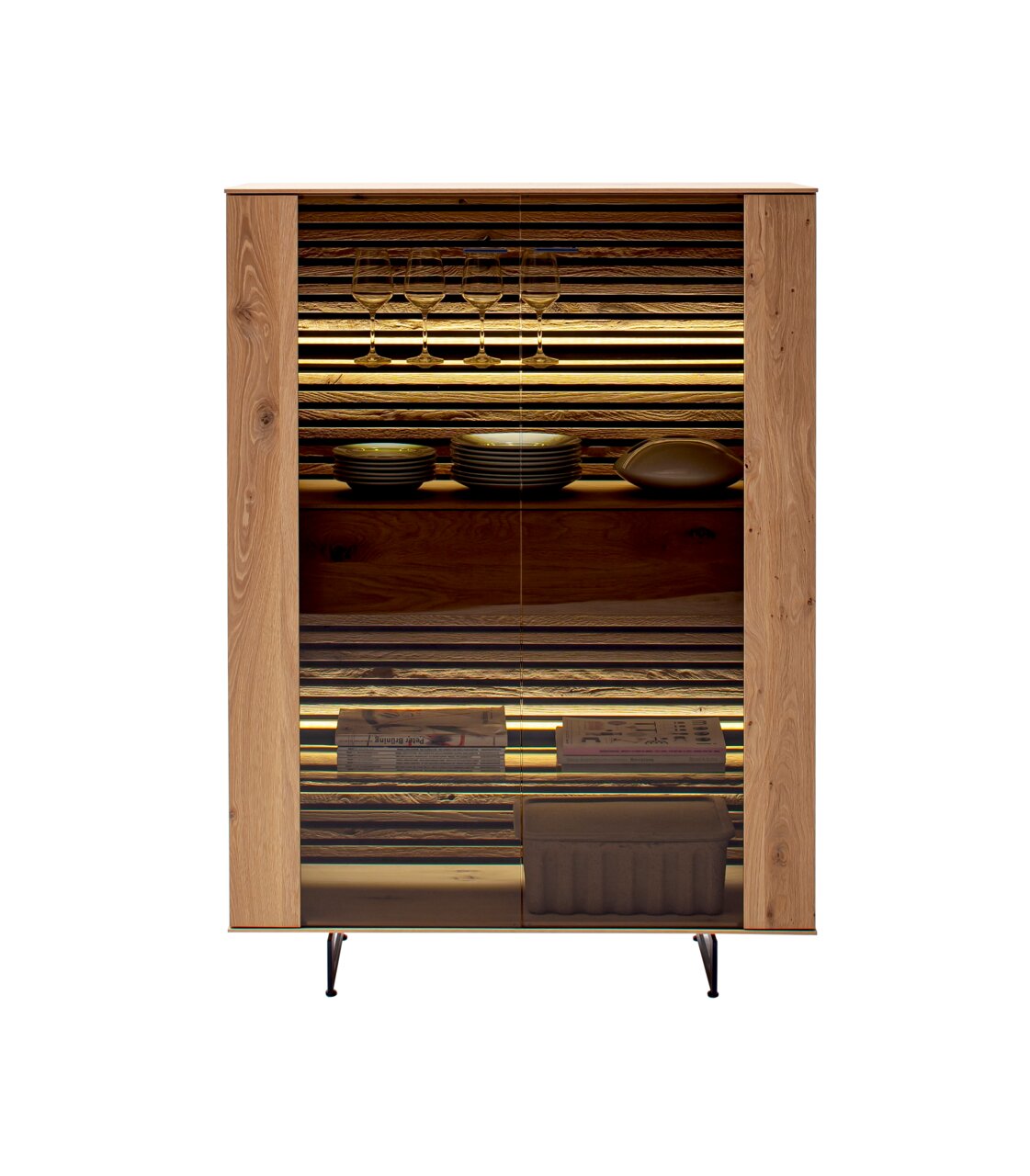 Hoogwaardig houten highboard met glazen deuren, gepresenteerd in vooraanzicht. De binnenverlichting laat het glaswerk en serviesgoed mooi uitkomen.