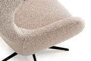 Nahaufnahme eines beige gepolsterten Relaxsessels mit schwarzem Metallfuß, seitliche Perspektive