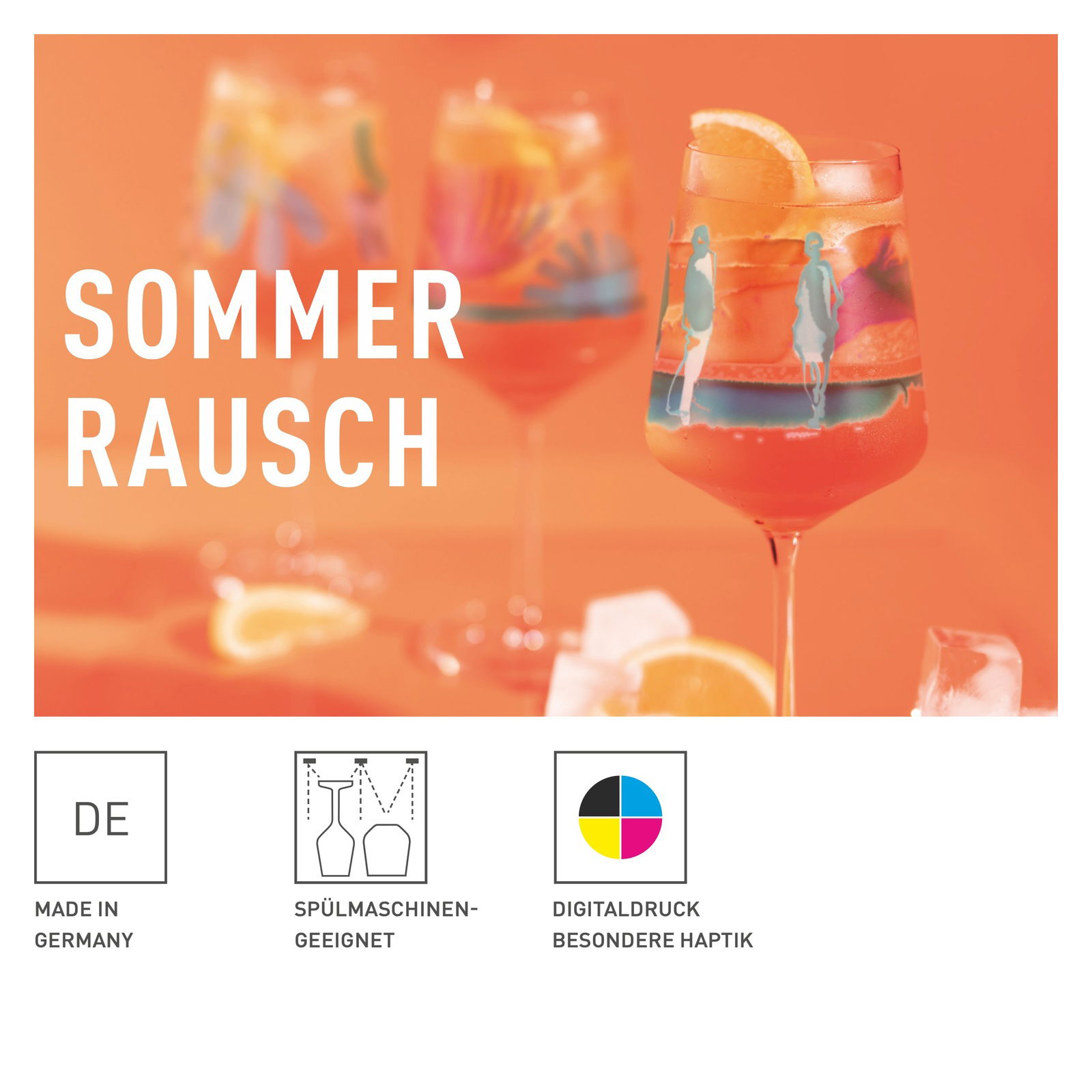 Vier bunte Aperitifgläser mit sommerlichem Design, gefüllt mit Getränken und Orangenscheiben, auf einem orangefarbenen Hintergrund. Vorderansicht.