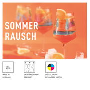 Vier bunte Aperitifgläser mit sommerlichem Design, gefüllt mit Getränken und Orangenscheiben, auf einem orangefarbenen Hintergrund. Vorderansicht.