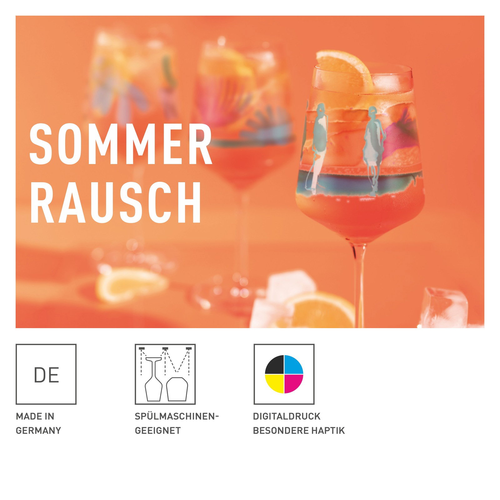 Vier bunte Aperitifgläser mit sommerlichem Design, gefüllt mit Getränken und Orangenscheiben, auf einem orangefarbenen Hintergrund. Vorderansicht.