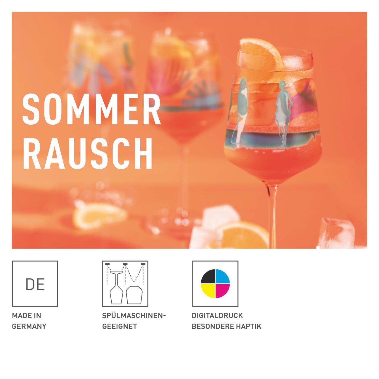 Vier kleurrijke aperitiefglazen met een zomers ontwerp, gevuld met drankjes en schijfjes sinaasappel, tegen een oranje achtergrond. Vooraanzicht.