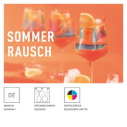 Vier kleurrijke aperitiefglazen met een zomers ontwerp, gevuld met drankjes en schijfjes sinaasappel, tegen een oranje achtergrond. Vooraanzicht.