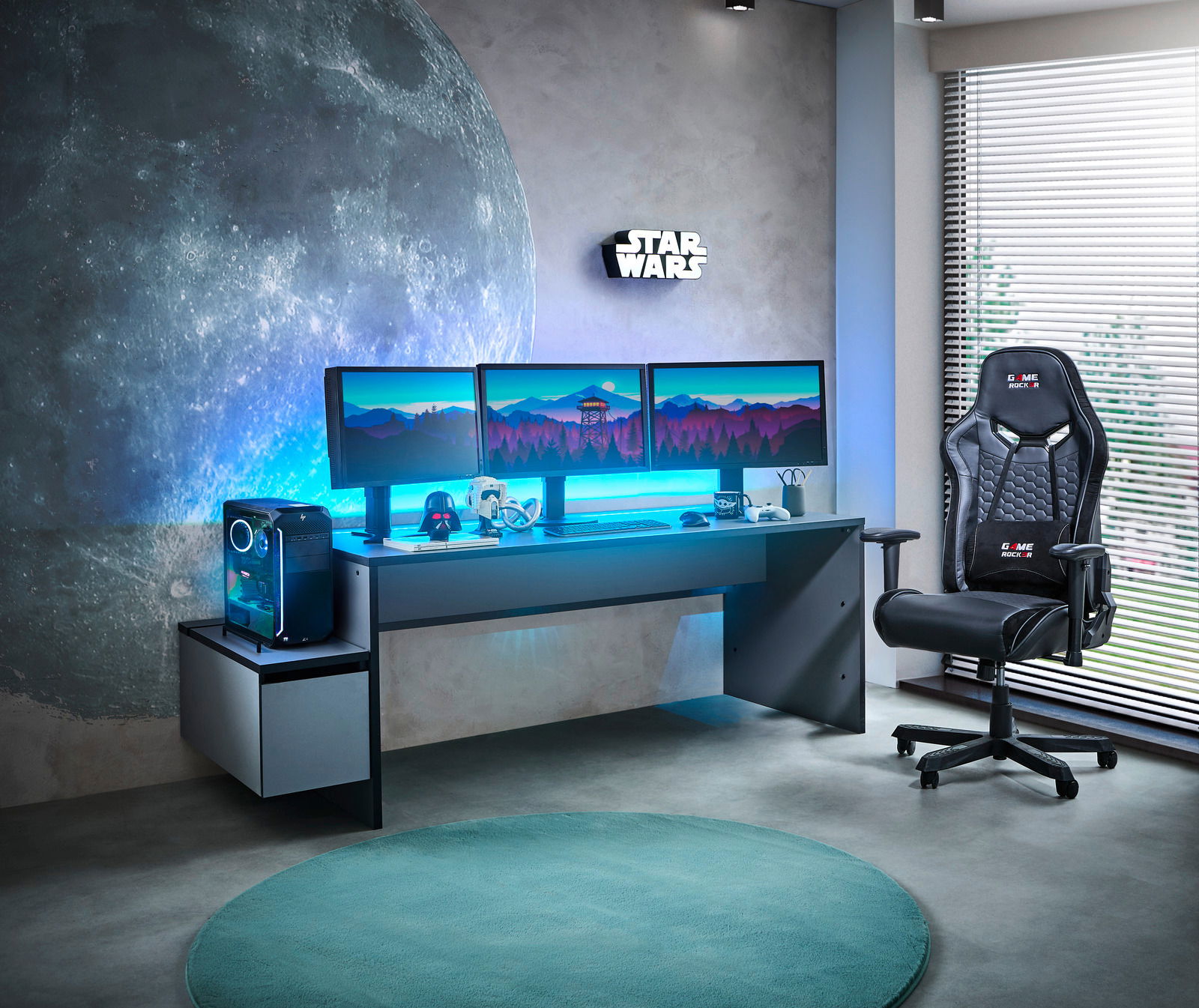 Gaming-Stuhl in einem modernen Gaming-Setup mit drei Monitoren und Star Wars Dekoration, seitliche Perspektive