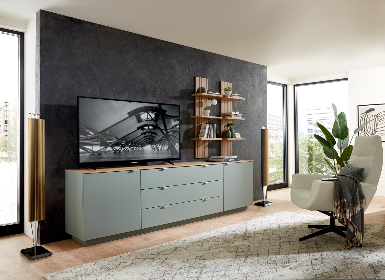 Modernes TV-Sideboard in einem stilvollen Wohnzimmer, seitliche Perspektive
