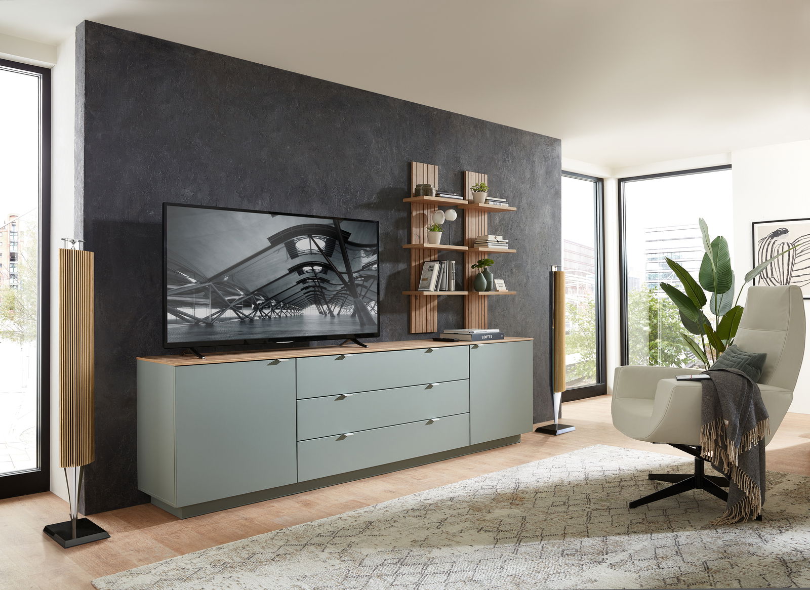 Modernes TV-Sideboard in einem stilvollen Wohnzimmer, seitliche Perspektive