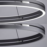 Moderne Pendelleuchte PURE-E-LOOP von Paul Neuhaus in seitlicher Perspektive, mit elegantem, ringförmigem Design und integrierter LED-Beleuchtung.