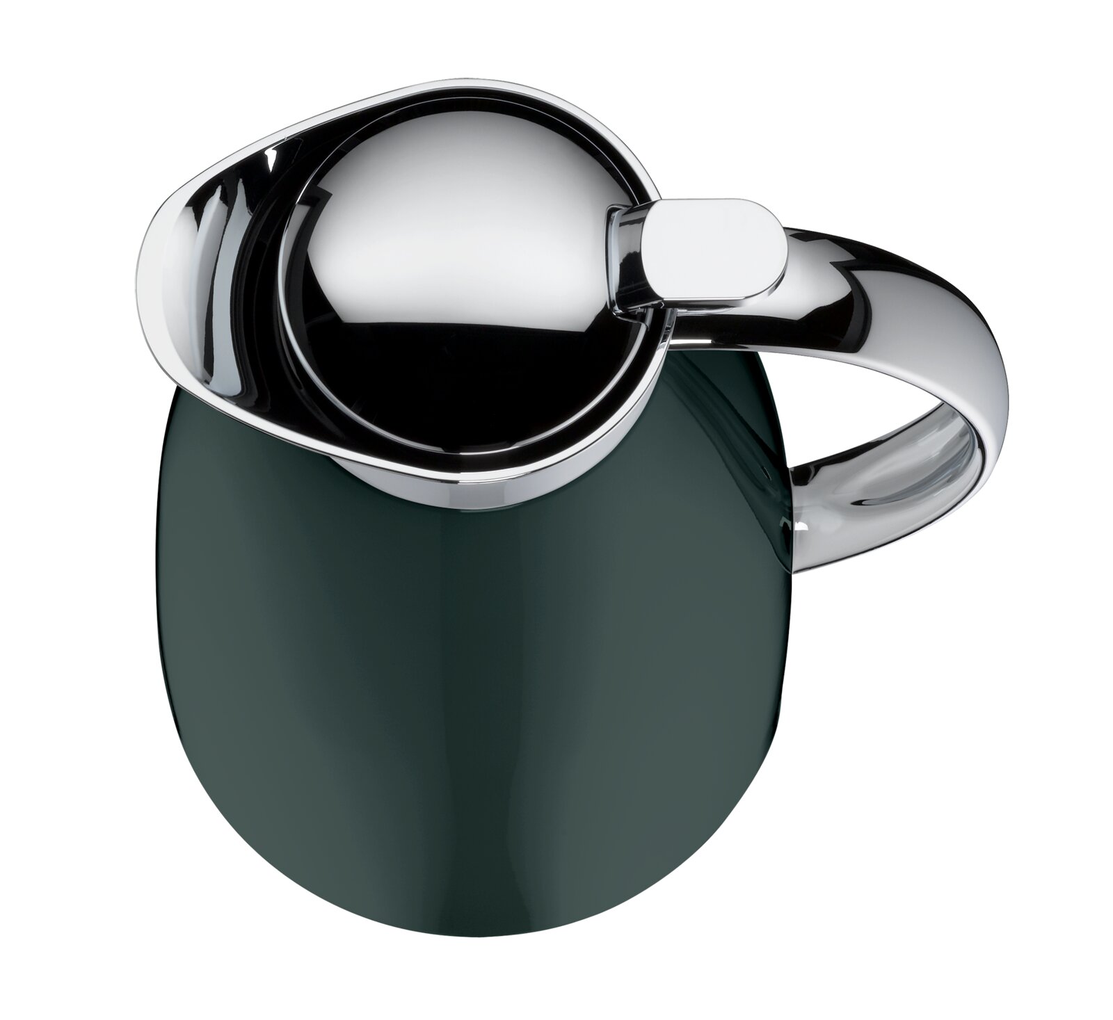 Dunkelgrüner Isolierkrug/Thermoskanne mit glänzend verchromtem Deckel und ergonomischem Griff, aus schräger Ansicht von oben (3/4-Perspektive) freigestellt