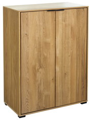 Holzschrank in Eichenoptik mit zwei Türen und schwarzen Griffleisten, freistehend auf kleinen schwarzen Füßen, in leicht schräger Frontansicht von vorn (mit sichtbarer Oberseite) vor weißem Hintergrund.