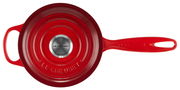 Rote Stielkasserolle von oben mit markantem Griff und Deckel, Marke Le Creuset