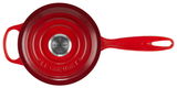 Rote Stielkasserolle von oben mit markantem Griff und Deckel, Marke Le Creuset